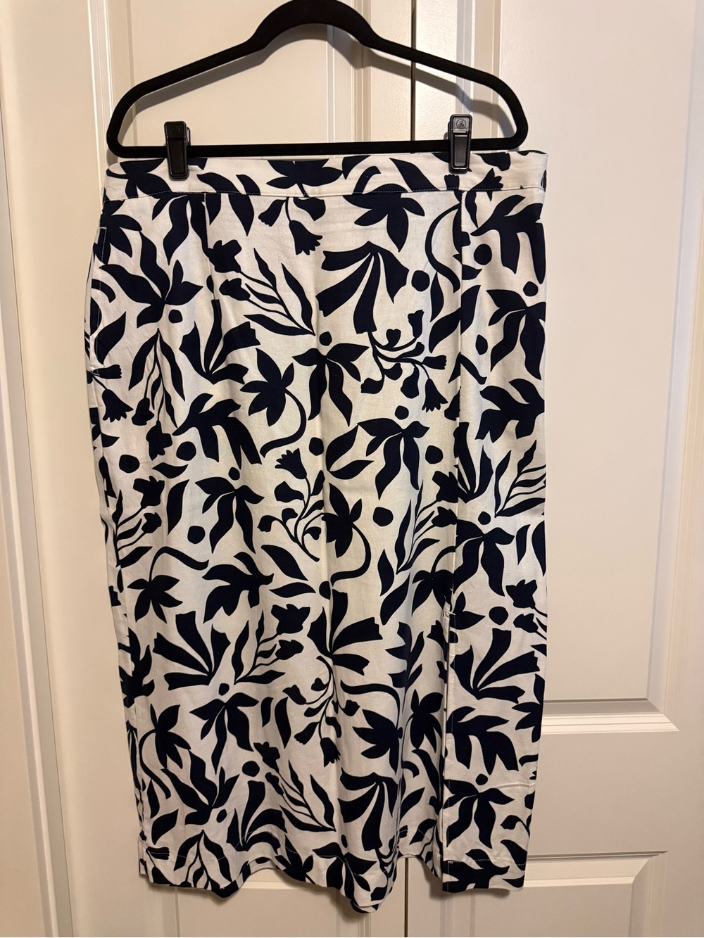 Time and Tru Navy and White Floral-Print Midi Skirt